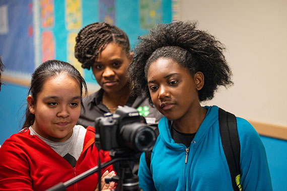 Urban kids use camera during MU Extension program